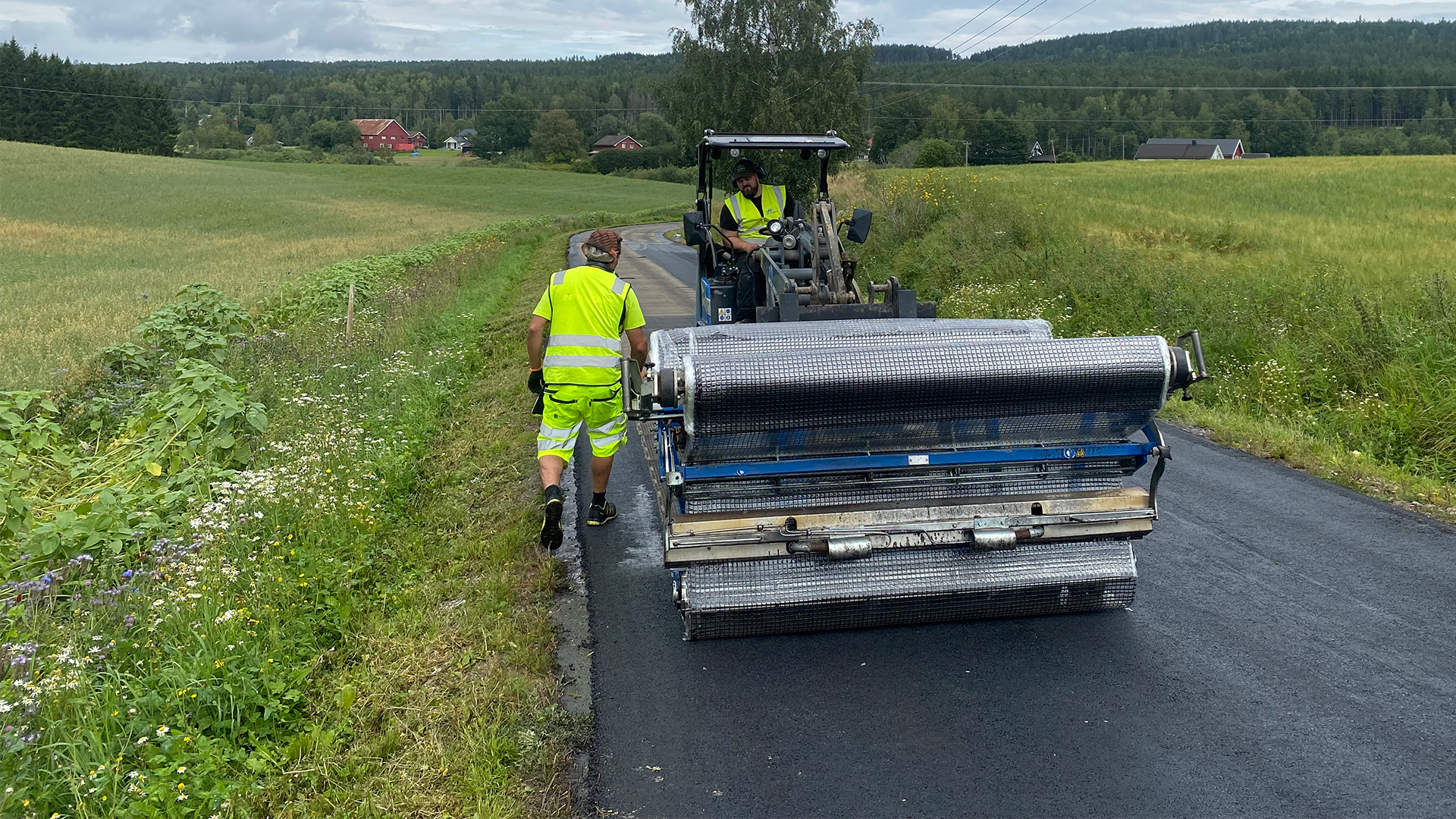 Forsterkning av ødelagt veidekke - Movegen - Fenstad, Norge