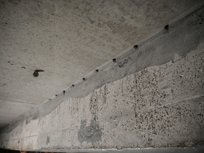 Som forberedelse ble betongbjelkene delvis omprofilert, og hullene for karbonankrene ble boret inn i betongen.