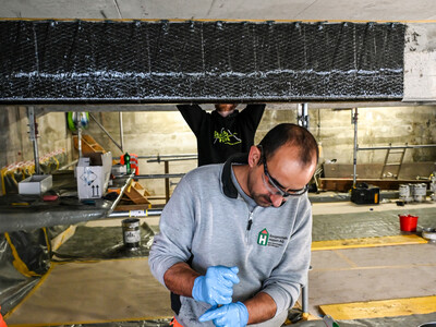 Entreprenøren forbereder S&P C-Sheet, som fungerer som det øverste laget.