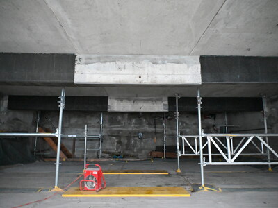 Armerte betongbjelker i det midlertidig oppvarmede båthuset.