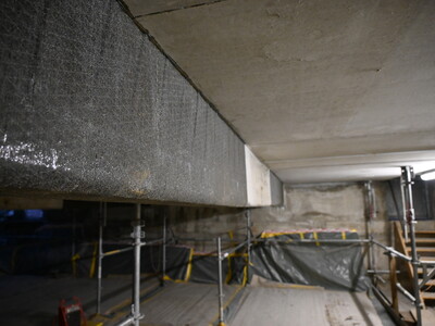 Forsterkningen ble dekket med kvartssand som forberedelse til videre belegg.