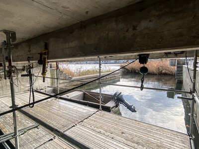 Det måtte settes opp stillaser over vannet for å kunne påføre armeringen.