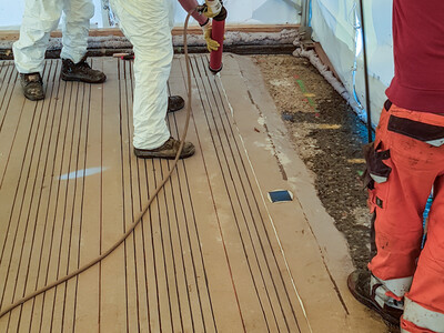 Først sprøytet installasjonsekspertene limet inn i gapet i den første delen av bygningen. Bilde: Simpson Strong-Tie